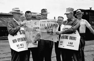 Men reading news of rail strike in the Nashville Banner newspaper